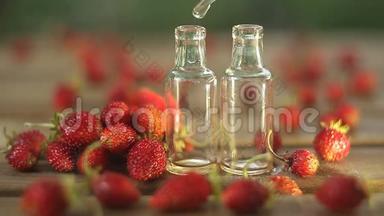 美丽的玻璃罐桌上放着野草莓的<strong>精华</strong>
